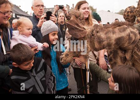 Kinder interagieren mit Marionetten, die sich auf eine lebensechte Weise verhalten....Skipton International Puppet Festival, North Yorkshire, Großbritannien. Stockfoto