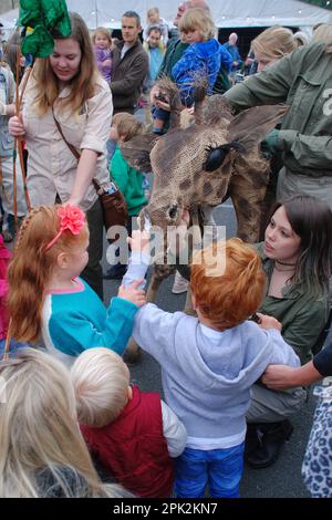 Kinder interagieren mit Marionetten, die sich auf eine lebensechte Weise verhalten....Skipton International Puppet Festival, North Yorkshire, Großbritannien. Stockfoto