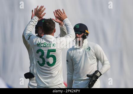 McBrine nimmt sechs Wickets, während Bangladesch am zweiten Tag des alleinigen Testspiels zwischen Bangladesch und Irland bei Sher-e für 369 Dollar gebündelt wird Stockfoto