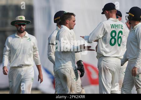 McBrine nimmt sechs Wickets, während Bangladesch am zweiten Tag des alleinigen Testspiels zwischen Bangladesch und Irland bei Sher-e für 369 Dollar gebündelt wird Stockfoto