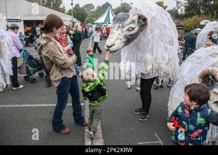 Kinder interagieren mit Marionetten, die sich auf eine lebensechte Weise verhalten....Skipton International Puppet Festival, North Yorkshire, Großbritannien. Stockfoto