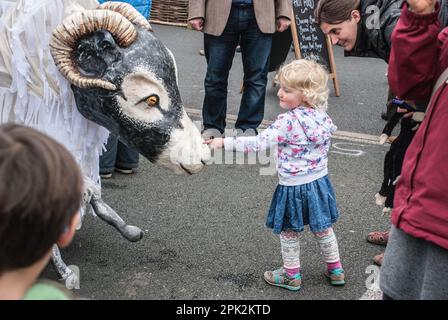 Kinder interagieren mit Marionetten, die sich auf eine lebensechte Weise verhalten....Skipton International Puppet Festival, North Yorkshire, Großbritannien. Stockfoto