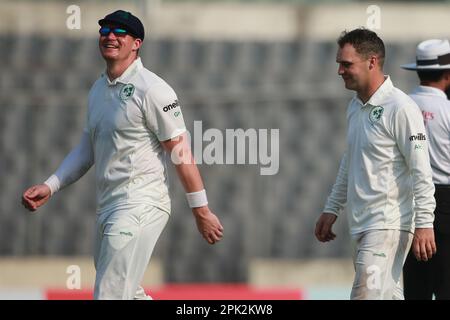 McBrine nimmt sechs Wickets, während Bangladesch am zweiten Tag des alleinigen Testspiels zwischen Bangladesch und Irland bei Sher-e für 369 Dollar gebündelt wird Stockfoto