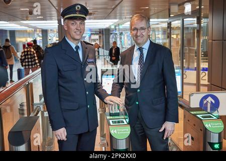 Hamburg, Deutschland. 05. April 2023. Michael Schuol (l), Präsident des Bundespolizeihauptquartiers in Hannover, und Michael Eggenschwiler, CEO des Hamburger Flughafens, drücken während einer Presseveranstaltung auf einen Summer, um die Eröffnung des „Slot & Fly“-Service am Hamburger Flughafen zu feiern. Der Flughafen Hamburg enthüllt den neuen „Slot & Fly“-Service. In Zukunft wird jeder Passagier die Möglichkeit haben, einen 15-Minuten-Zeitraum für den separaten Zugang zur Sicherheitskontrolle kostenlos zu reservieren. Kredit: Georg Wendt/dpa/Alamy Live News Stockfoto