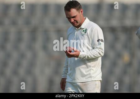 McBrine nimmt sechs Wickets, während Bangladesch am zweiten Tag des alleinigen Testspiels zwischen Bangladesch und Irland bei Sher-e für 369 Dollar gebündelt wird Stockfoto