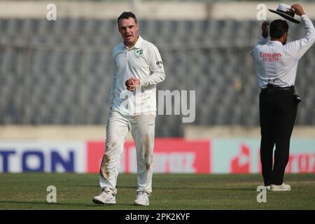 McBrine nimmt sechs Wickets, während Bangladesch am zweiten Tag des alleinigen Testspiels zwischen Bangladesch und Irland bei Sher-e für 369 Dollar gebündelt wird Stockfoto