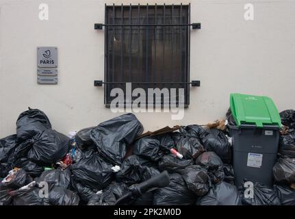 Ansammlung von Müllhalden in Paris während der französischen Müllstreiks Stockfoto