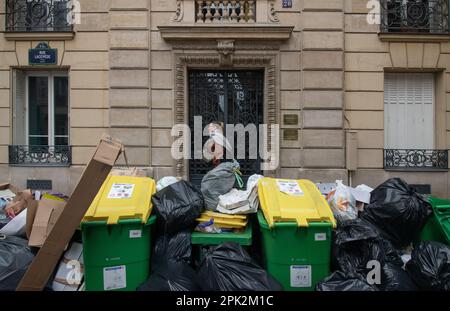 Ansammlung von Müllhalden in Paris während der französischen Müllstreiks Stockfoto