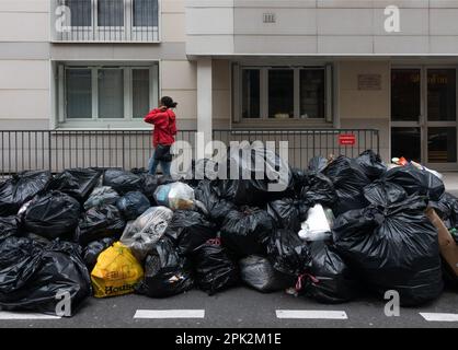 Ansammlung von Müllhalden in Paris während der französischen Müllstreiks Stockfoto