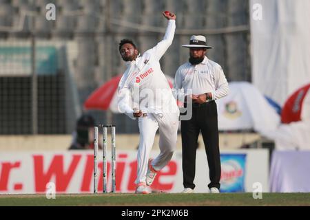 Shakib Al Hasan Bowl am zweiten Tag des alleinigen Testspiels zwischen Bangladesch und Irland im Sher-e-Bangla National Cricket Stadium, Mirpur, D. Stockfoto