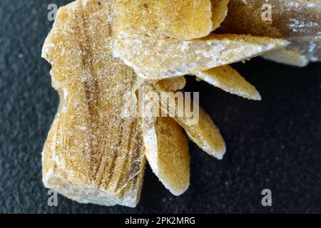 Wüstenrose. Natürliche Mineralnaht eines Steinansatzes aus Sandgipskristall. Makro Stockfoto