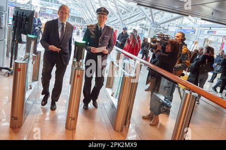 Hamburg, Deutschland. 05. April 2023. Michael Eggenschwiler (l), CEO des Hamburger Flughafens, und Michael Schuol, Präsident des Bundespolizeihauptquartiers Hannover, gehen während einer Presseveranstaltung anlässlich der Eröffnung des „Slot & Fly“-Service am Hamburger Flughafen durch einen Gang. Der Flughafen Hamburg enthüllt den neuen „Slot & Fly“-Service. In Zukunft wird jeder Passagier die Möglichkeit haben, einen 15-Minuten-Zeitraum für den separaten Zugang zur Sicherheitskontrolle kostenlos zu reservieren. Kredit: Georg Wendt/dpa/Alamy Live News Stockfoto