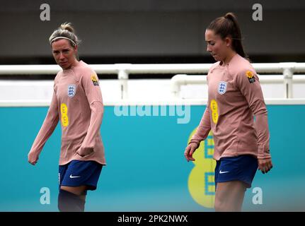 England Jordan Nobbs (links) und Maya Le Tissier vor einem Training in St. George's Park. Die Europameisterinnen Englands werden morgen Abend im ersten Frauen-Finalissima mit den südamerikanischen Champions Brasilien konfrontiert. Bilddatum: Mittwoch, 5. April 2023. Stockfoto