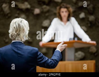 DEN HAAG - Geert Wilders (PVV) und Sophie Hermans (VVD) während der Debatte im Repräsentantenhaus über die Ergebnisse der Wahlen zum Provinzrat. ANP SEM VAN DER WAL niederlande raus - belgien raus Stockfoto