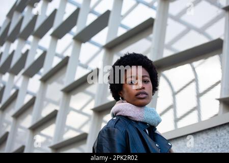 Afrikanisches Mädchen im Park Stockfoto