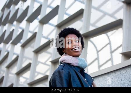 Afrikanisches Mädchen im Park Stockfoto