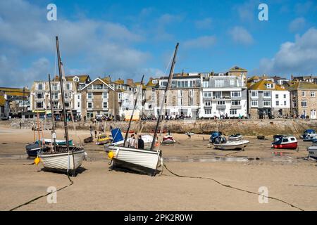 Gestrandete Boote und Beiboote, die in St. Ives Harbour at Low Tide, Cornwall, England, Großbritannien Stockfoto