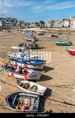 Reihen von festgefahrenen Booten in St. Ives Harbour bei Ebbe im September, Cornwall, England, Großbritannien Stockfoto