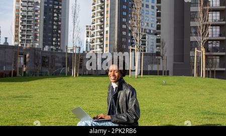 Afrikanisches Mädchen im Park Stockfoto