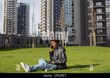 Afrikanisches Mädchen im Park Stockfoto