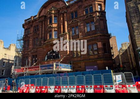 Das King Theatre in Edinburgh wird von Gerüsten umgeben, während eine große Sanierung beginnt. Stockfoto