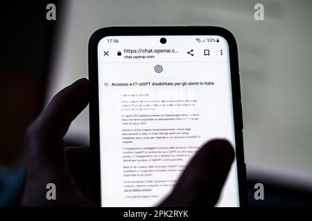 ITALIEN – 4. April 2023: Smartphone in der Hand und Ankündigung auf dem Bildschirm, dass ChatGPT für italienische Nutzer vom italienischen Garantiegeber deaktiviert wurde. Stockfoto