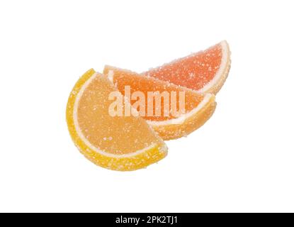 Fruchtgelee isoliert auf weißem Hintergrund. Marmelade. Gelee-Scheiben Orange, Zitrone und eine Grapefruit. Stockfoto