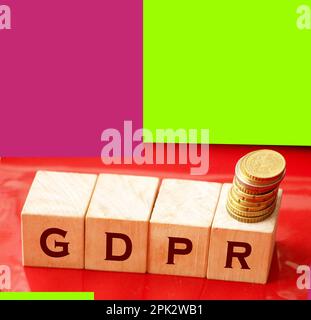 GDPR Abkürzung in Holzwürfel auf Rot geschrieben. Informationsschutzkonzept. Stockfoto