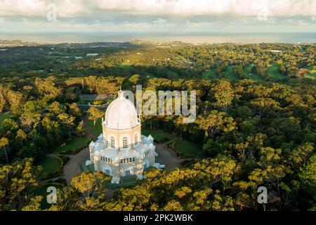 Sydney, Australien - 5. April 2023. Letzte Ampel am Baha'i-Gotteshaus und atemberaubende Aussicht über Sydneys nördliche Strände. Stockfoto