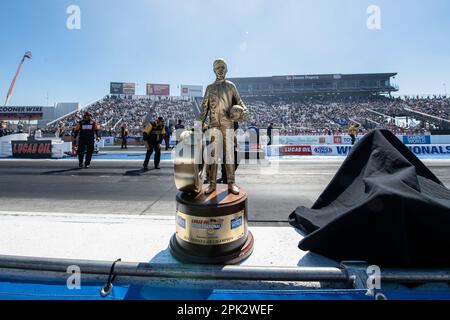 Pomona, Usa. 02. April 2023. Die Trophäe, die den Gewinnern jeder Abteilung des Winternational-Wettbewerbs verliehen wird, befindet sich auf den Bühnen, während die Fahrer ihre Reifen für das erste Rennen des Finals aufwärmen. Professionelle Dragster-Rennfahrer treffen sich landesweit zu den Lucas Oil NHRA Winternationals, die 63. Jahre in Folge auf der in-N-Out Burger Pomona Dragstrip stattfinden. Die Fahrer kämpften über einen Zeitraum von drei Tagen, der am 31. März begann und am 2. April endete. Sie kämpften um die Titel in jeder Abteilung. Kredit: SOPA Images Limited/Alamy Live News Stockfoto