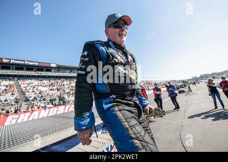 Pomona, Usa. 02. April 2023. Cory Mac, der Fahrer des Teams Mac Attack, geht das Podium hinunter, nachdem er seine Medaille für den 1. Platz bei den Lucas Oil Winternationals erhalten hat. Professionelle Dragster-Rennfahrer treffen sich landesweit zu den Lucas Oil NHRA Winternationals, die 63. Jahre in Folge auf der in-N-Out Burger Pomona Dragstrip stattfinden. Die Fahrer kämpften über einen Zeitraum von drei Tagen, der am 31. März begann und am 2. April endete. Sie kämpften um die Titel in jeder Abteilung. Kredit: SOPA Images Limited/Alamy Live News Stockfoto