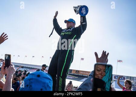 Pomona, Usa. 02. April 2023. Matt Hagan hält seine Trophäe hoch, nachdem er den Sieg in der Top Fuel Division der Lucas Oil Winternationals gewonnen hat. Professionelle Dragster-Rennfahrer treffen sich landesweit zu den Lucas Oil NHRA Winternationals, die 63. Jahre in Folge auf der in-N-Out Burger Pomona Dragstrip stattfinden. Die Fahrer kämpften über einen Zeitraum von drei Tagen, der am 31. März begann und am 2. April endete. Sie kämpften um die Titel in jeder Abteilung. Kredit: SOPA Images Limited/Alamy Live News Stockfoto