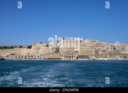 Blick zurück nach valletta von der birgu-Fähre, die den Hafen in valletta malta überquert Stockfoto