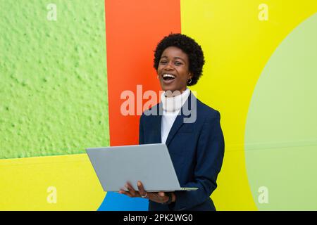 Afrikanisches Mädchen afro har Stockfoto