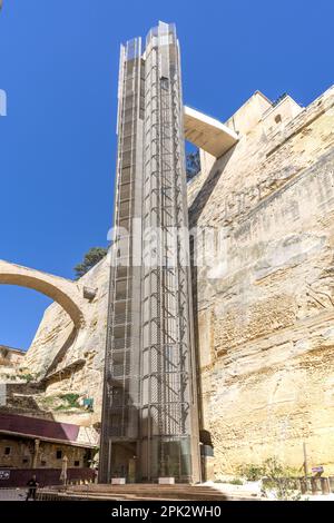 Der Aufzug verbindet die oberen barrakka-Gärten mit dem Hafen in valletta malta Stockfoto