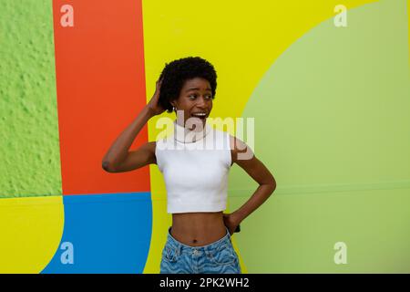 Afrikanisches Mädchen afro har Stockfoto