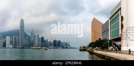 Hong Kong Museum of Art, die Avenue of Stars und die Skyline von Hong Kong Island, Hongkong, China. Stockfoto