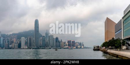 Hong Kong Museum of Art, die Avenue of Stars und die Skyline von Hong Kong Island, Hongkong, China. Stockfoto