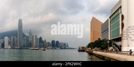 Hong Kong Museum of Art, die Avenue of Stars und die Skyline von Hong Kong Island, Hongkong, China. Stockfoto