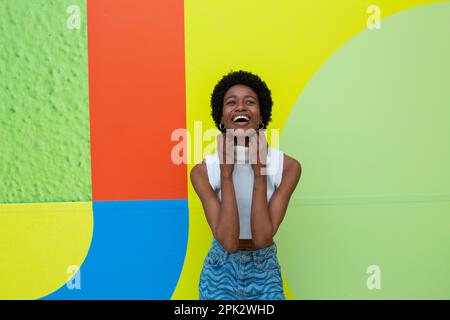 Afrikanisches Mädchen afro har Stockfoto