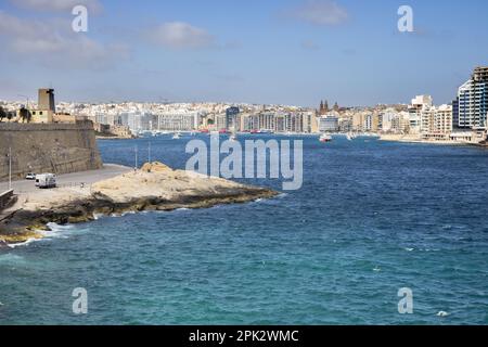 Blick über den Hafen von valletta in Richtung sliema malta Stockfoto