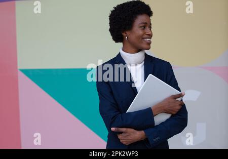 Afrikanisches Mädchen afro har Stockfoto