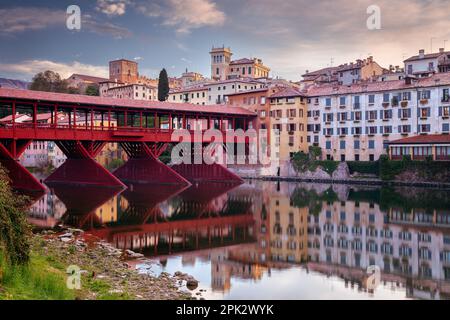 Bassano del Grappa, Italien. Stadtbild von Bassano del Grappa in der Provinz Vicenza, in der Region Veneto im Norden Italiens bei Sonnenaufgang. Stockfoto