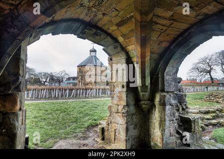 Durch den Bogen zum Taubenschlag in Guisborogh Priory Stockfoto