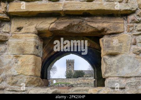 Durch ein Fenster der alten Priory zur aktuellen Kirche in Guisborough Stockfoto