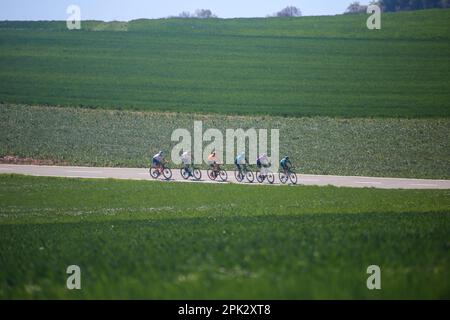 Ariski, Spanien. 04. April 2023. Zabal, Spanien, 04. April 2023: Die Flucht unter der Leitung von Carlos García Pierna (Kern Pharma Team), gefolgt von Jesús Ezquerra (Burgos-BH), Javier Romo (Astana Qazaqstan Team), Txomin Juaristi (Euskaltel - Euskadi), Jon Barrenetxea (Caja Rural - Seguros RGA) Und Alan Jousseaume (TotalEnergies) während der 2. Etappe des Baskenlandes Itzulia 2023 zwischen Viana und Leitza am 04. April 2023 in Zabal, Spanien. (Foto: Alberto Brevers/Pacific Press/Sipa USA) Guthaben: SIPA USA/Alamy Live News Stockfoto