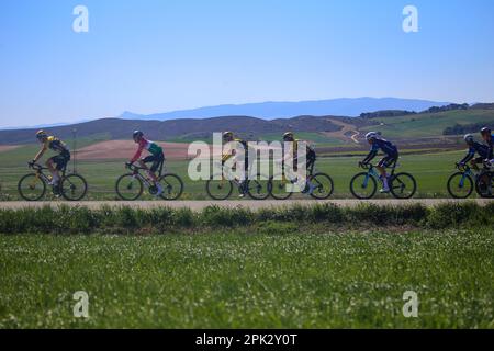 Torres del Rio, Spanien. 04. April 2023. Das führende Peloton, das das Peloton während der 2. Etappe des Baskenlandes Itzulia 2023 zwischen Viana und Leitza am 04. April 2023 in Torres del Rio, Spanien, zieht. (Foto: Alberto Brevers/Pacific Press/Sipa USA) Guthaben: SIPA USA/Alamy Live News Stockfoto