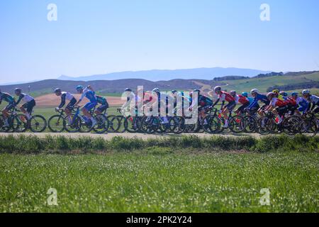 Torres del Rio, Spanien. 04. April 2023. Das führende Peloton, das das Peloton während der 2. Etappe des Baskenlandes Itzulia 2023 zwischen Viana und Leitza am 04. April 2023 in Torres del Rio, Spanien, zieht. (Foto: Alberto Brevers/Pacific Press/Sipa USA) Guthaben: SIPA USA/Alamy Live News Stockfoto