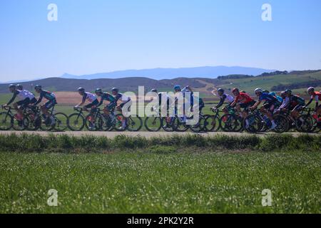 Torres del Rio, Spanien. 04. April 2023. Das führende Peloton, das das Peloton während der 2. Etappe des Baskenlandes Itzulia 2023 zwischen Viana und Leitza am 04. April 2023 in Torres del Rio, Spanien, zieht. (Foto: Alberto Brevers/Pacific Press/Sipa USA) Guthaben: SIPA USA/Alamy Live News Stockfoto
