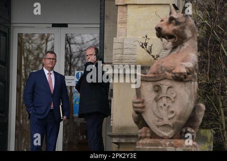 DUP-Führer Jeffrey Donaldson (links) und MLA Gordon Lyons vor Stormont Castle, wo Parteivertreter mit Jayne Brady, Leiter des öffentlichen Dienstes in Nordirland, zusammentreffen, um Haushaltsfragen zu erörtern. Bilddatum: Mittwoch, 5. April 2023. Stockfoto